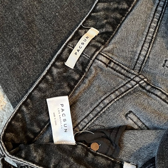 PacSun Hi-Rise Relaxed Fit Cropped Capri Mom Jean Faded Black Size 23 - Picture 8 of 11